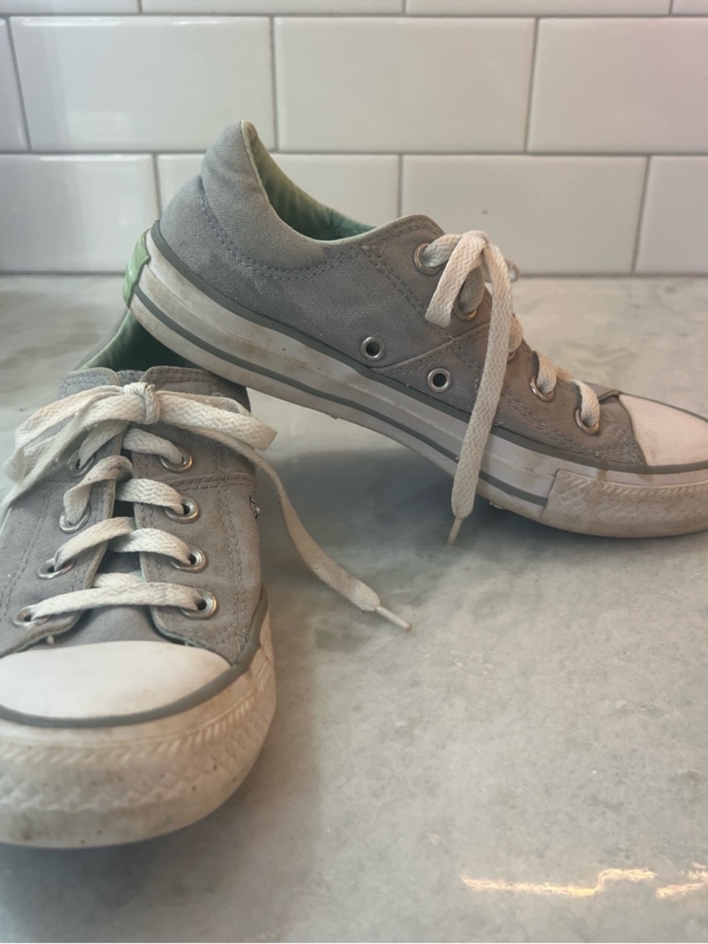 Converse Size 6 Low-Top Canvas Sneakers in Light Gray